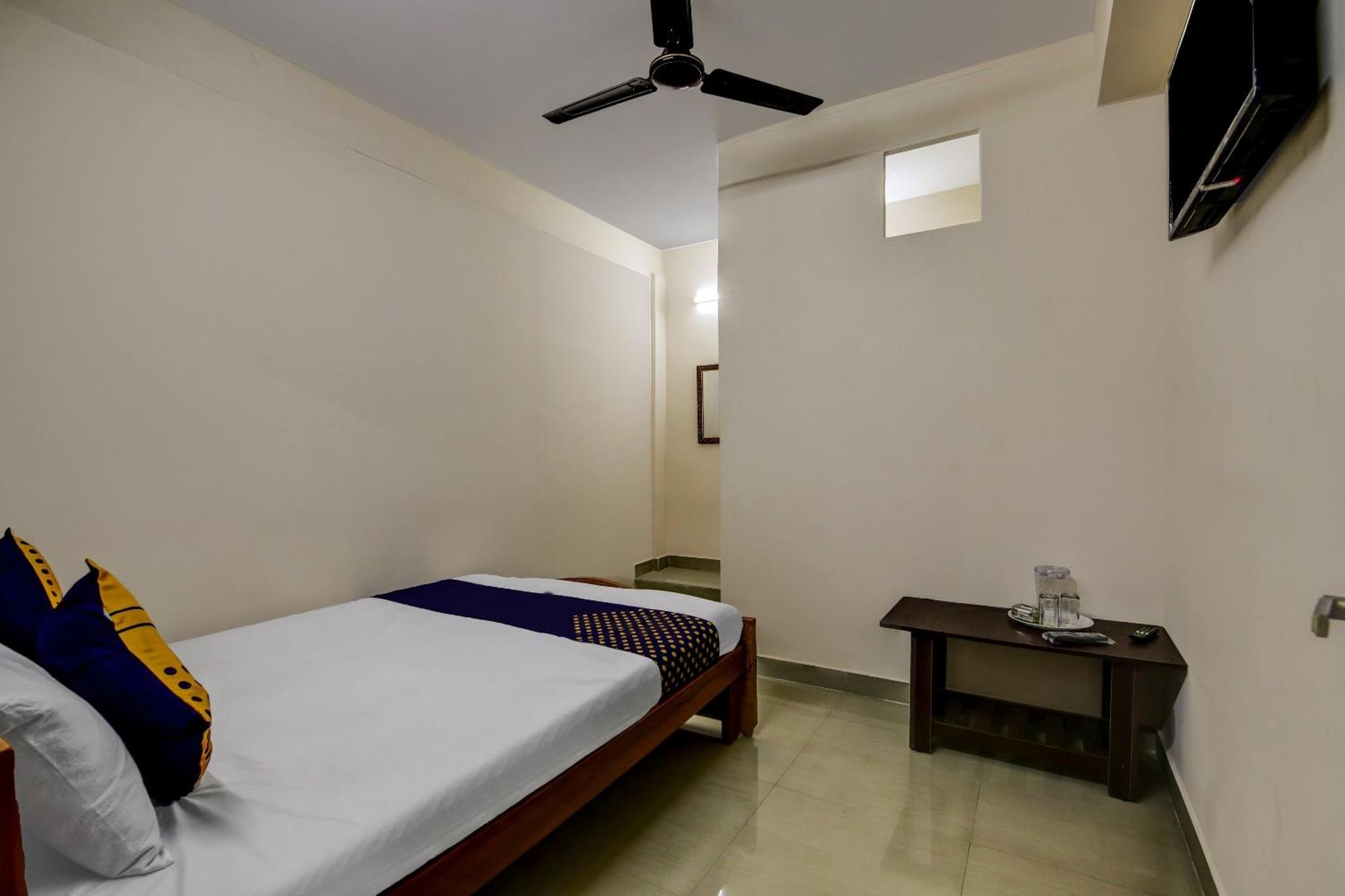 Spot On 73621 Srinivasa Boarding And Lodging Jālahalli Exterior foto
